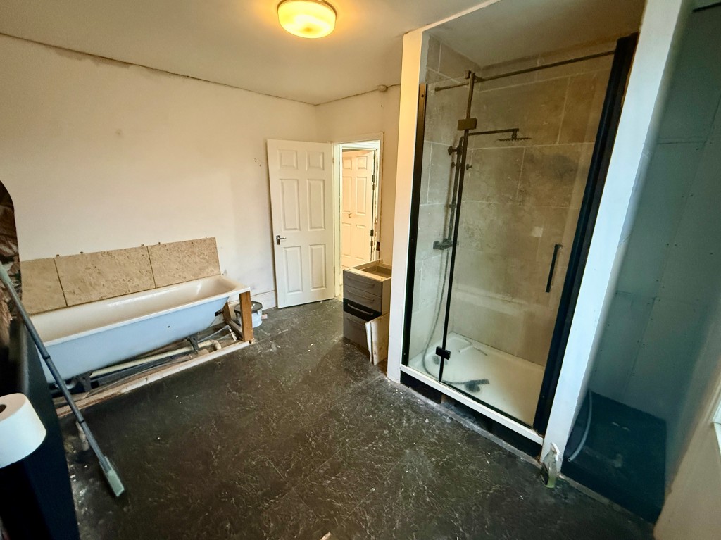 Lot: 123 - FOUR-BEDROOM HOUSE FOR IMPROVEMENT - Bathroom with shower and W.C.